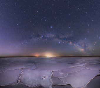 Арка Млечного пути над соленым озером