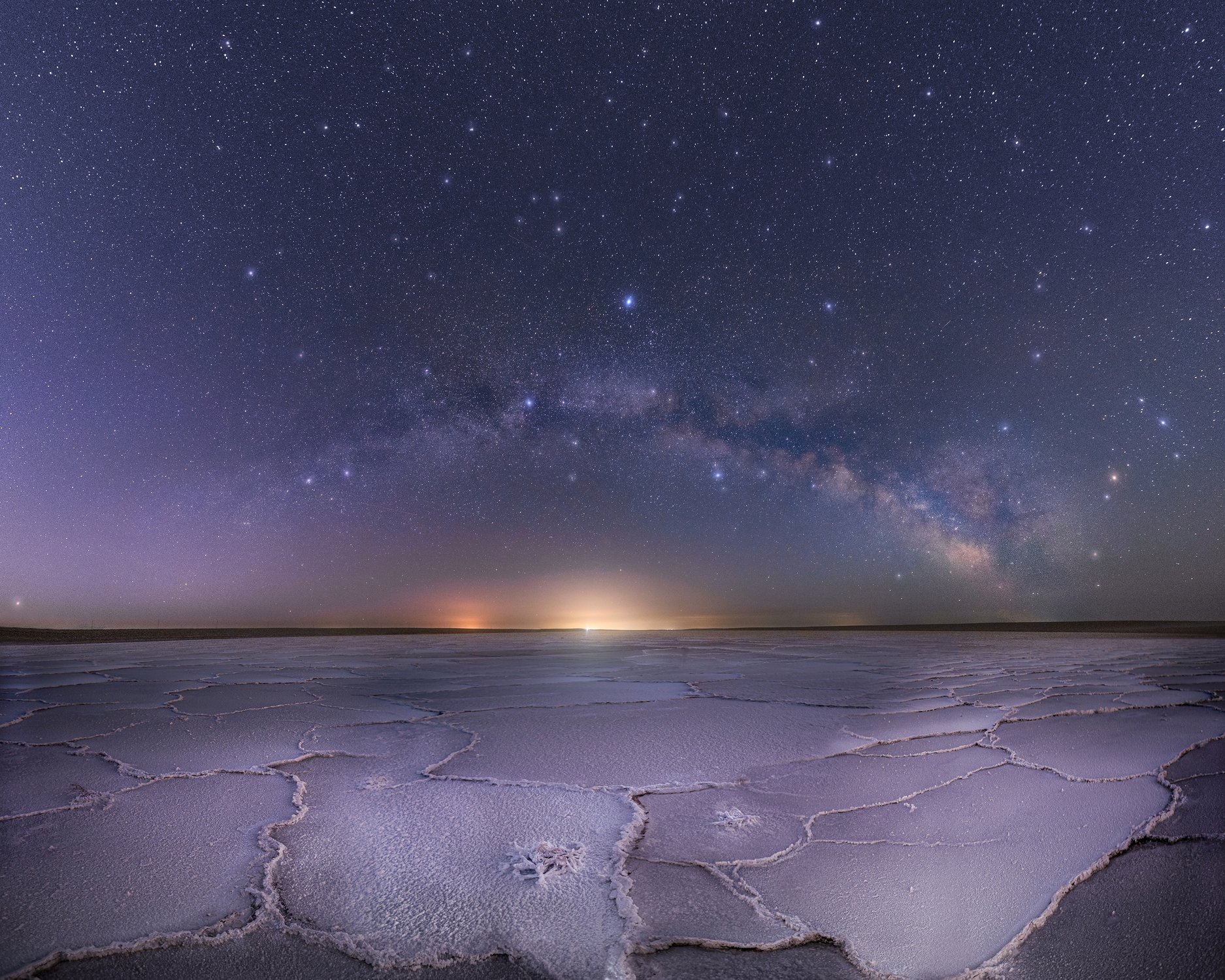 Арка Млечного пути над соленым озером