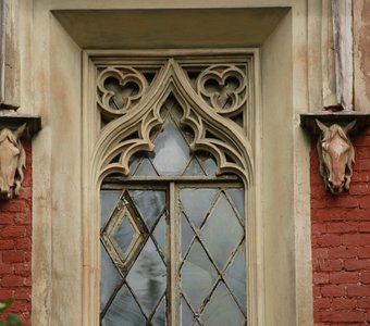 Решетчатое окно императорской конюшни, украшенное головами лошадей