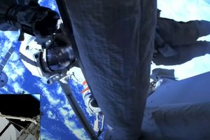 Российский космонавт прокатился на роборуке в открытом космосе