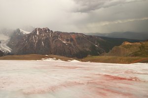 Кроваво-красный ледник на Алтае. Что же здесь случилось?