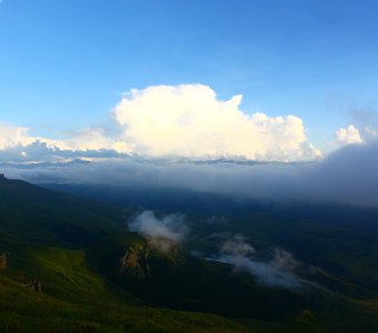 Вид на Эльбрус в облаках с плато Бермамыт 2