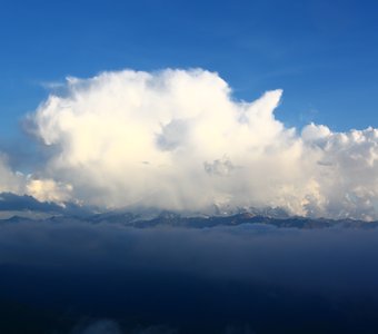 Вид на Эльбрус в облаках с плато Бермамыт 1