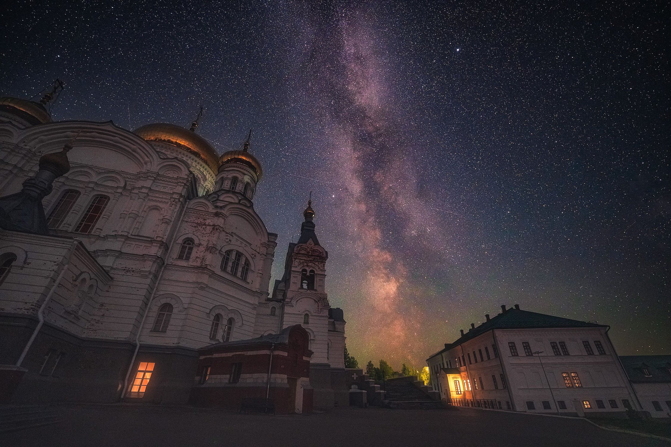 Млечный путь над Белогорским монастырем