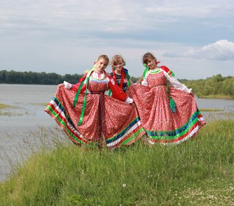 девочки в национальных костюмах у реки