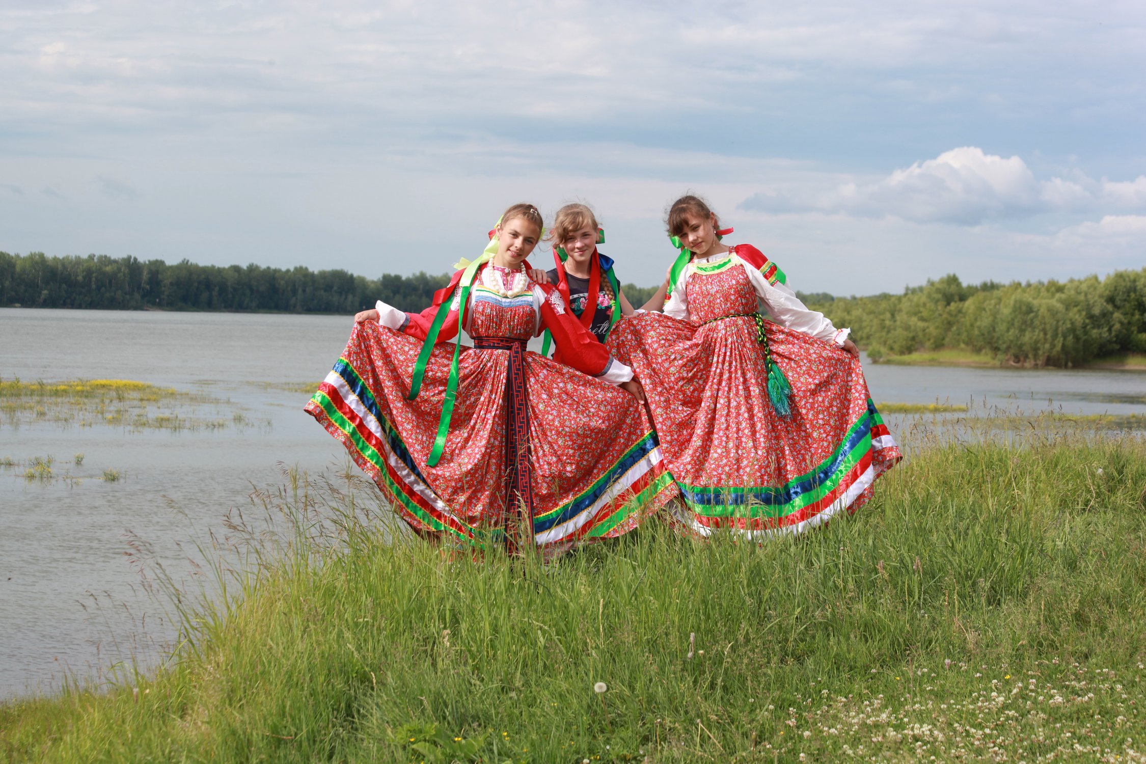 Девочки в национальных костюмах у реки