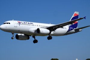 Пилоту чилийской авиакомпании стало плохо в воздухе. Он умер после экстренной посадки