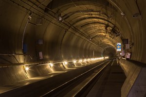 Самый длинный тоннель в мире закрыли после схода поезда с рельсов