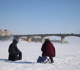 Бабушка с внуком на зимней рыбалке