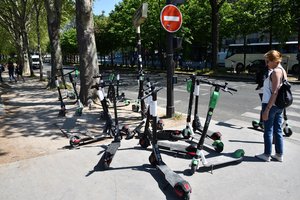 В Париже запретили прокат электросамокатов – впервые в Европе