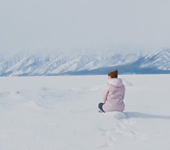 Девушка на пейзаже зимнего Святого Носа
