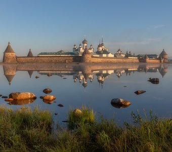Утро на Соловках с видом на Соловецкий монастырь.