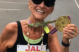 Американка пробежала марафон в 92 года