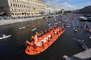 В Санкт-Петербурге спустили на воду самый большой сапборд в мире