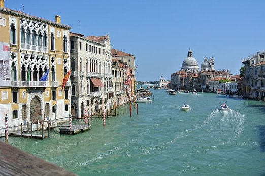Венеция введет сбор с однодневных туристов в 2024 году