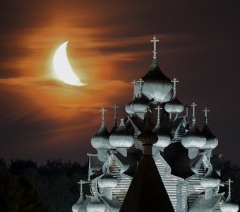 Луна над Покровской церковью усадьбы Богословка
