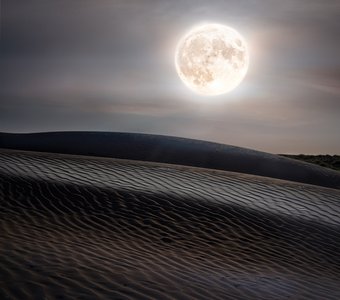 Восход Голубой Луны в пустыне