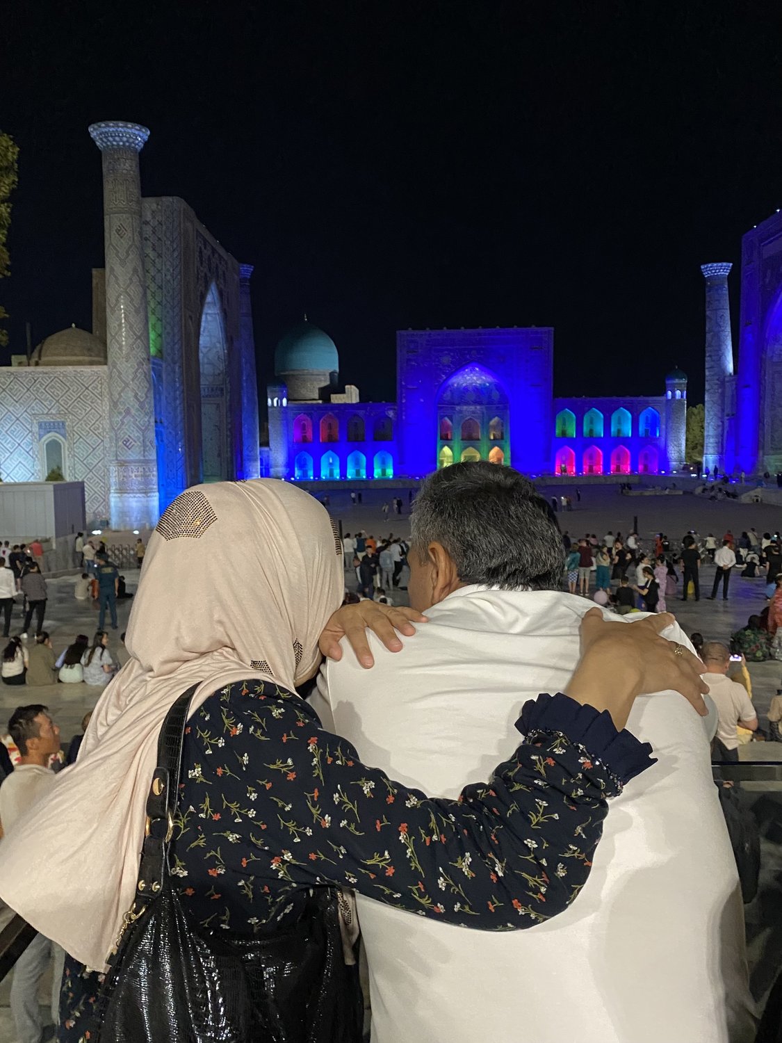 Он и она пришли любоваться вечерней подсветкой прекрасной площади Регистан