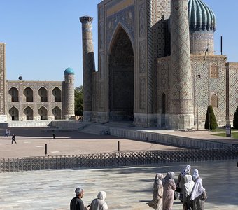 Паломники на площади Регистан в Самарканде