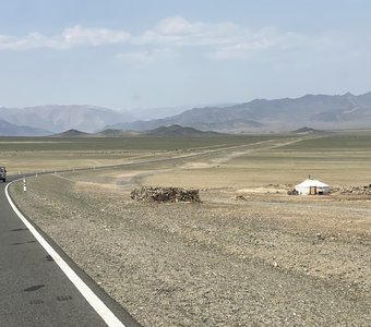 Одинокая юрта на бескрайних просторах Монголии
