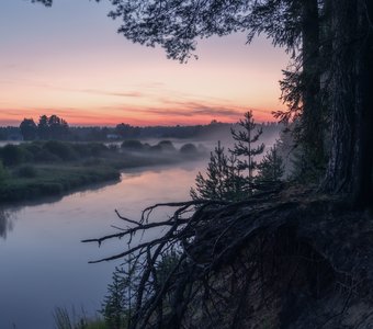 Наступили сумерки на реке