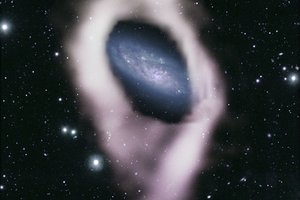 Астрономы обнаружили редкую галактику в «обертке» из космической ленты