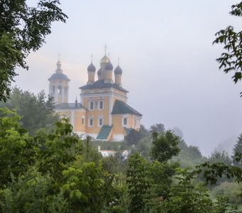 Николо-Набережная церковь в утреннем тумане