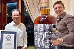 Вьетнамский миллионер купил самую большую бутылку виски в мире