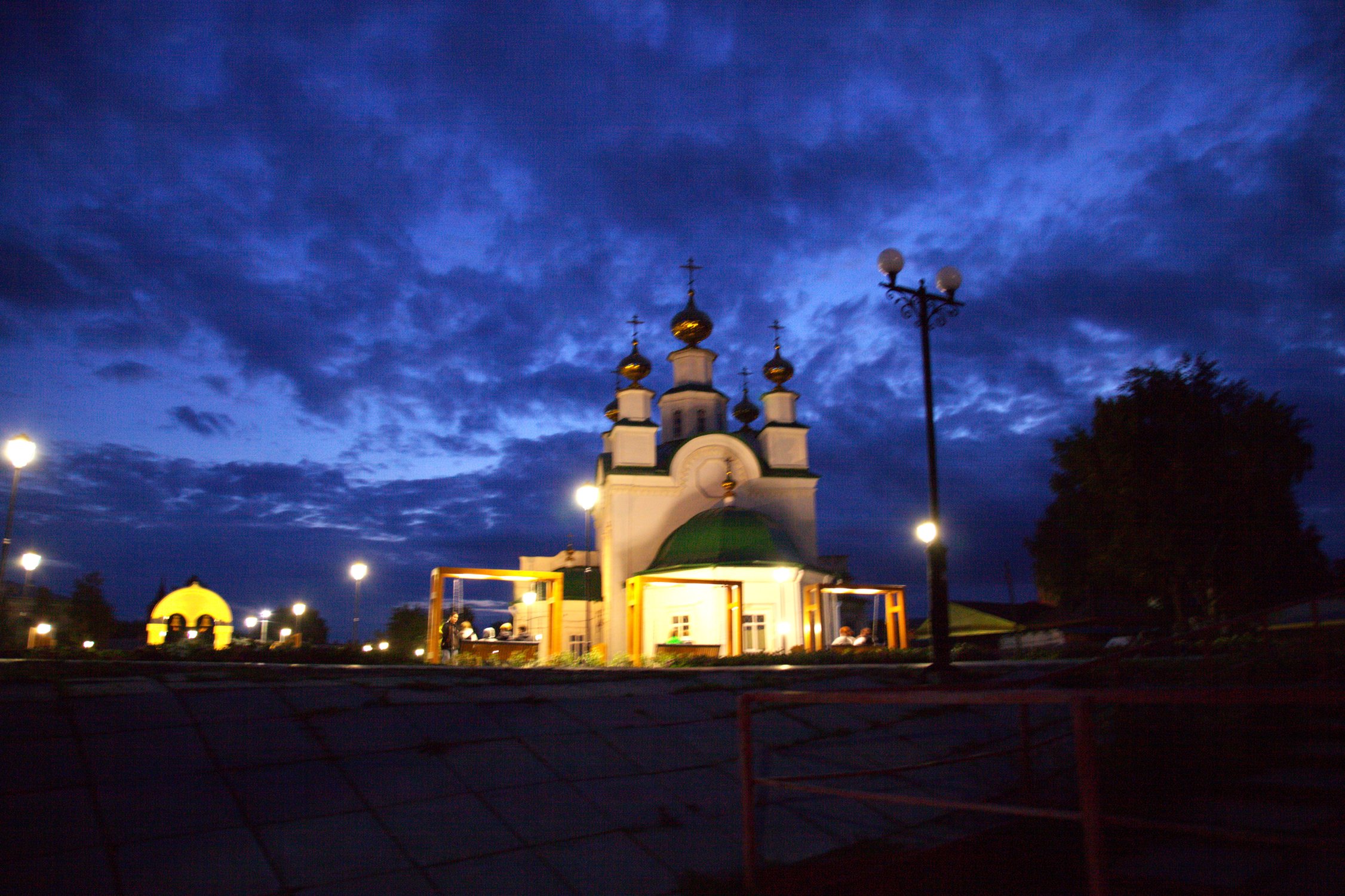 Церковь на фоне ночного неба