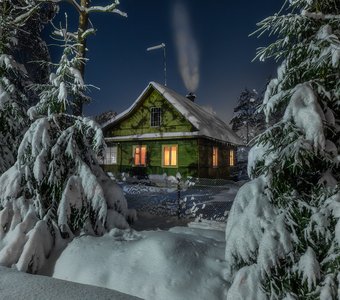 Свет в уютной избушке в морозную ночь