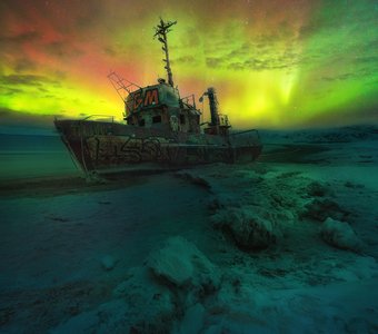 Корабль под северным сиянием на пляже Териберки, Кольский полуостров
