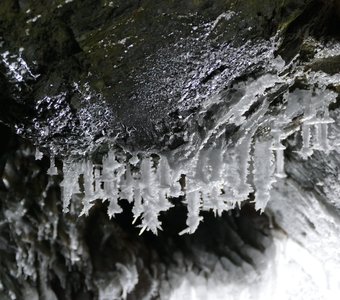 Сосульки в пещере Байкала