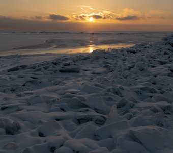 Замерзший Азовский залив.