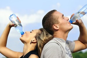 Обычная бутылка воды может содержать сотни тысяч частиц нанопластика. И что?