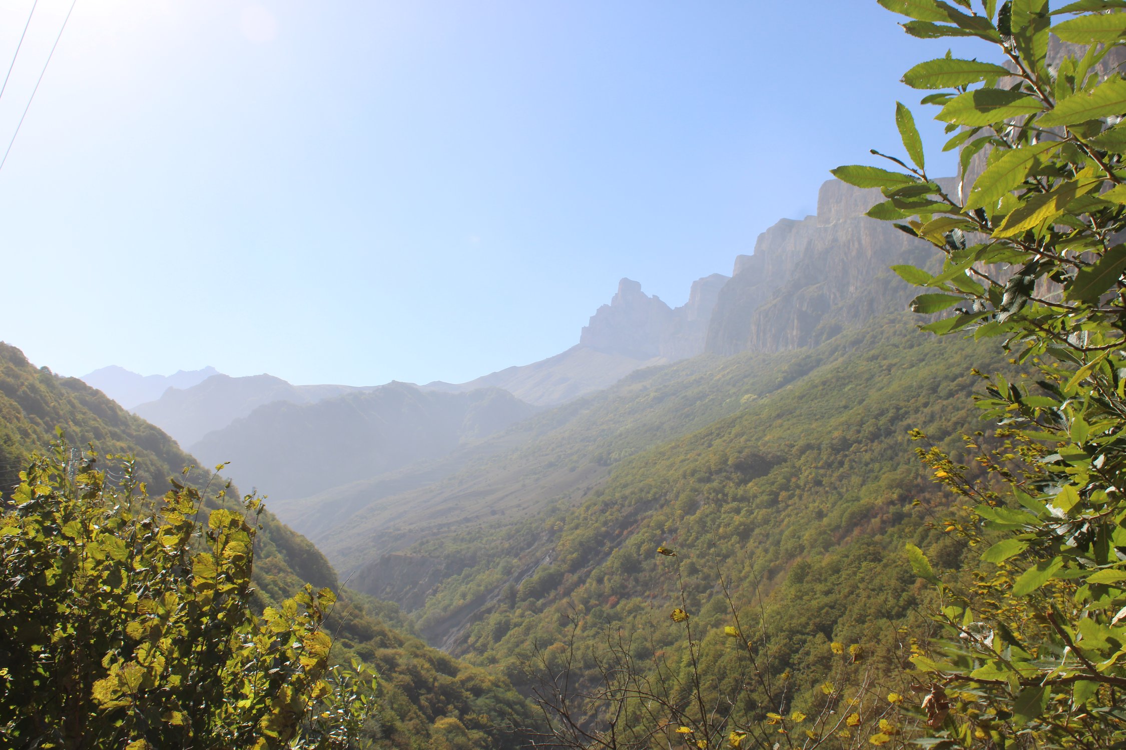 У подножья гор