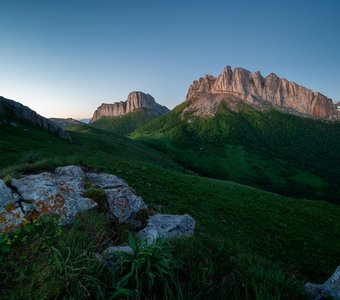 Горы встречают рассвет
