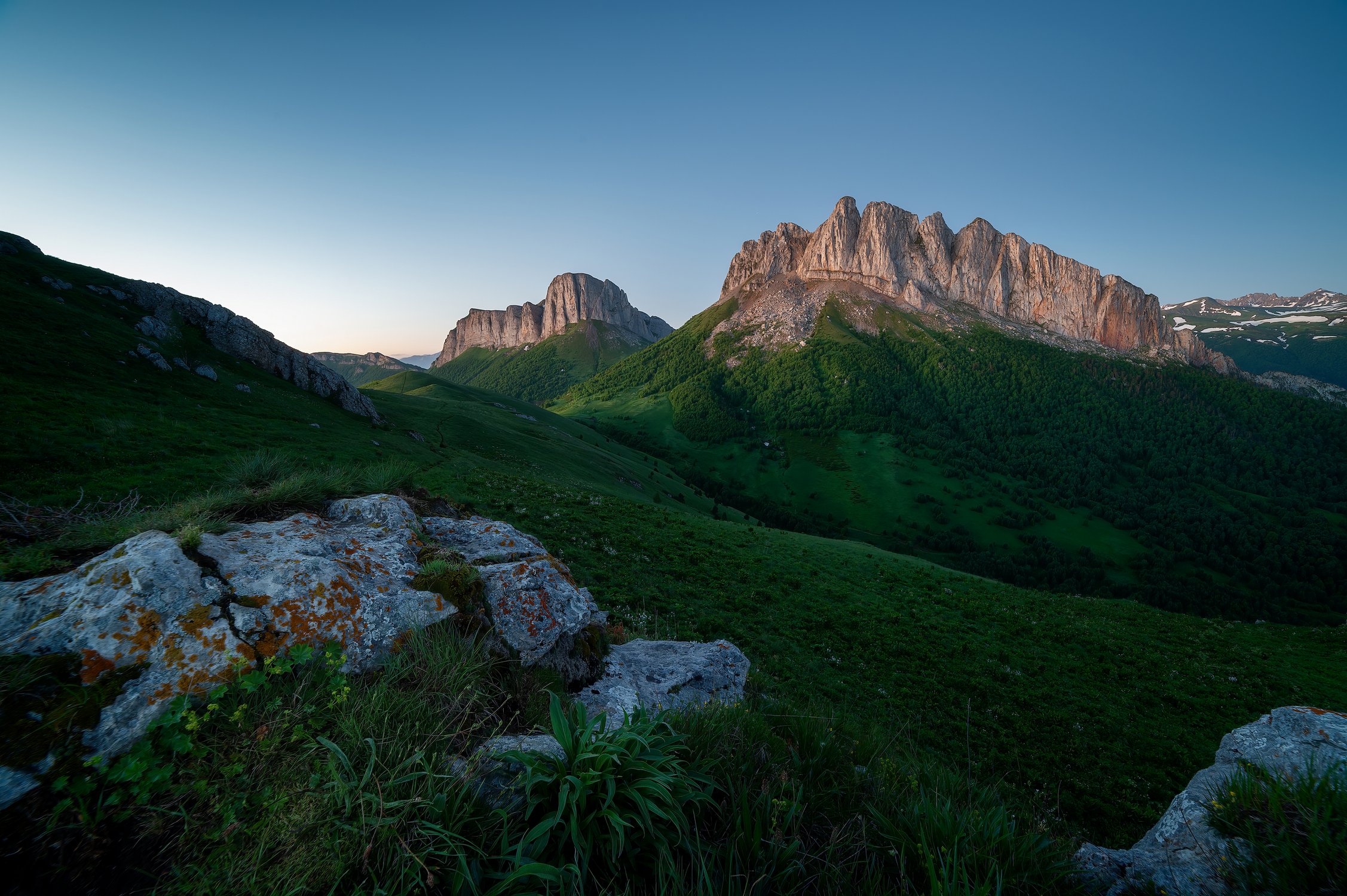 Горы встречают рассвет