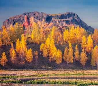 Золотая осень у подножия горы