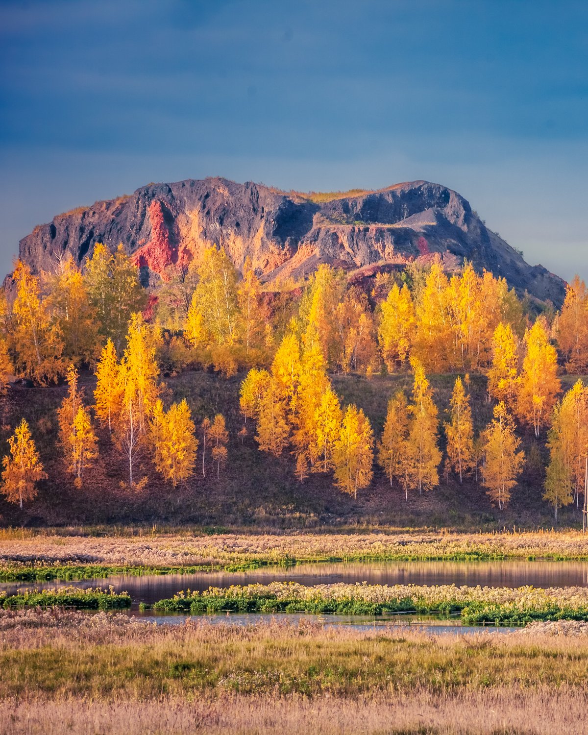 Золотая осень у подножия горы
