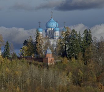 Осенние краски. Авраамиев монастырь.