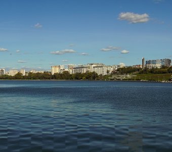 Вид на город и пруд с набережной