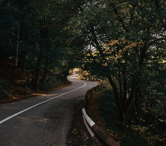 Поселок Гуниб, Дагестан. Дорога, ведущая к беседке имама Шамиля