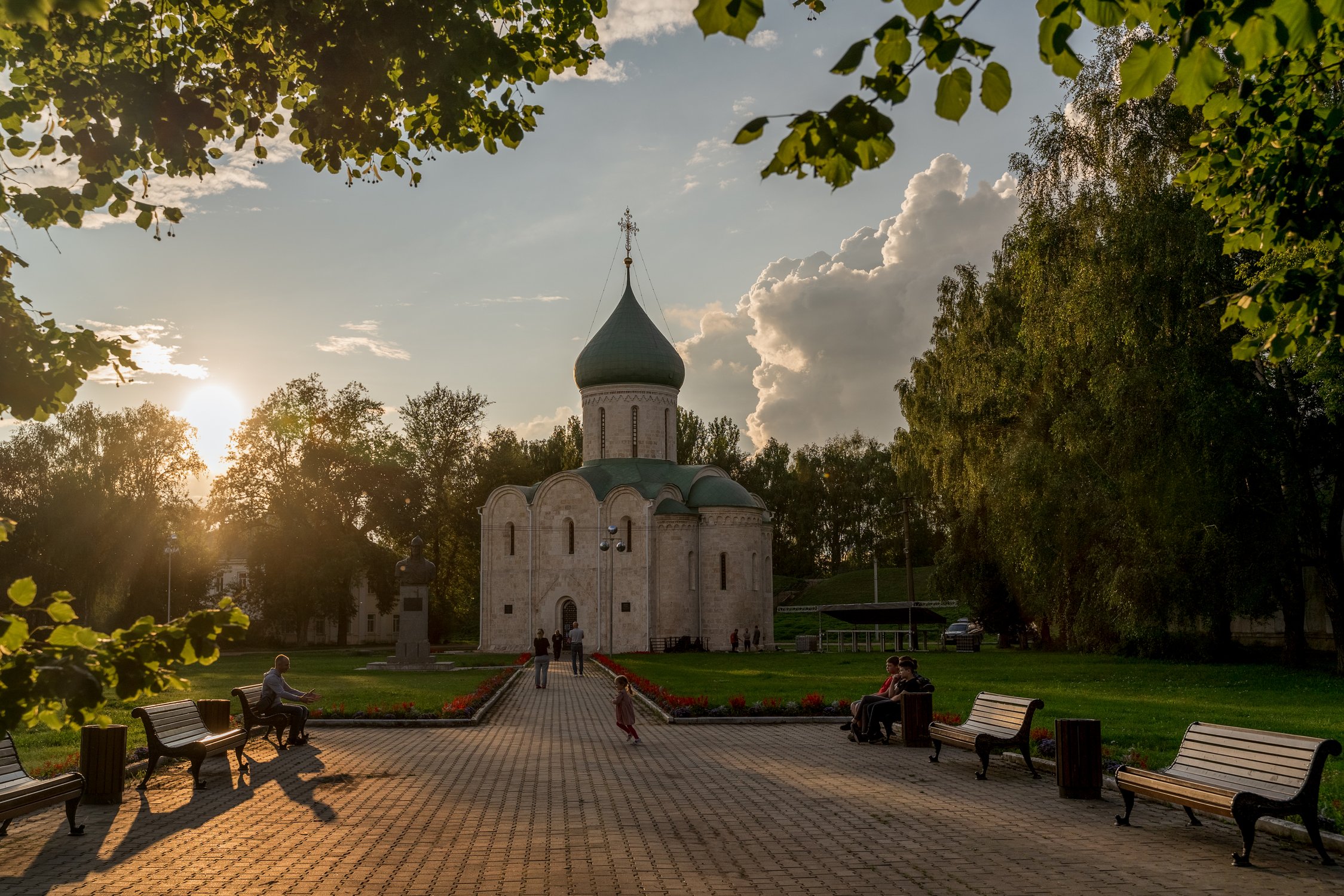 Прогулка у храма