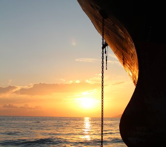 Закат с изгибами корабля Рио