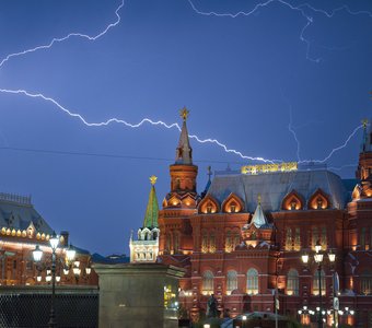 Летняя гроза с молнией над Москвой
