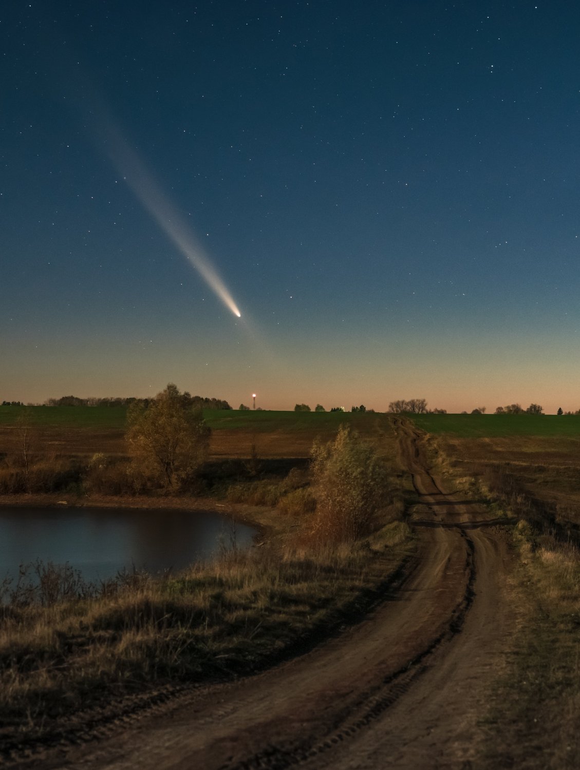 Комета C/2023 A3 (Tsuchinshan-ATLAS) на вечернем небе