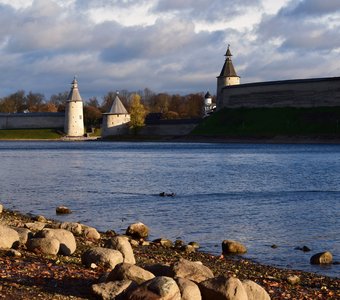 Река Великая. На берегу