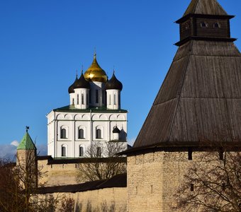 Псковский кром. Контраст русской архитектуры