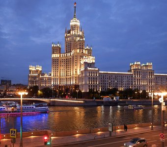 Ночь. Высотка. Москва.