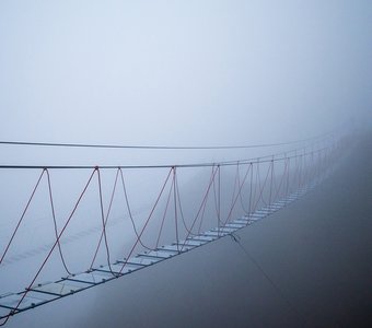 Подвесной мост на Розе Пик в осеннем тумане